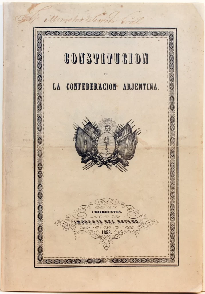 Portada de la Constitución de la Confederación Arjentina de 1853. El documento, con papel amarillento, muestra el título, el escudo nacional y los datos de la imprenta: 'Corrientes. Imprenta del Estado. 1853'.