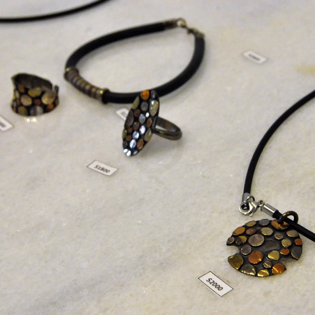 Conjunto de joyería artesanal que incluye un anillo, pulsera y collar de 'Producto 1'