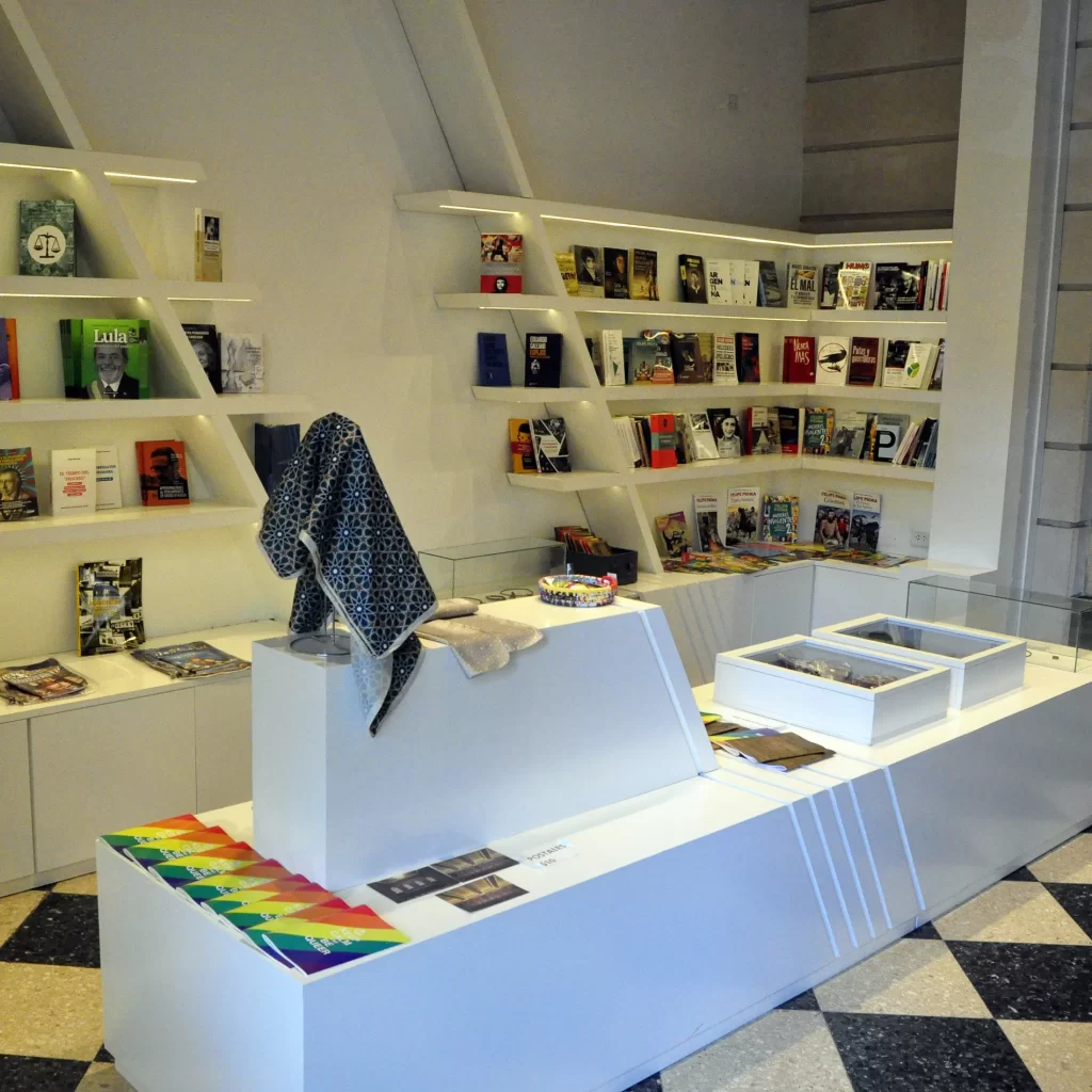 Exhibición de Producto 1 en una tienda de diseño con libros y otros artículos.