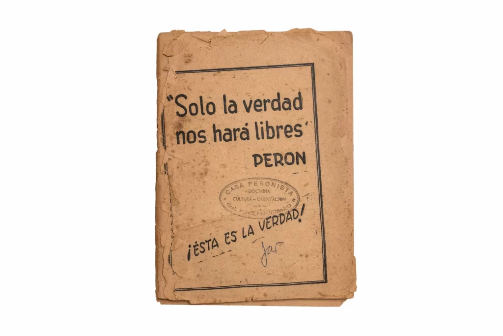 Portada de un libro de doctrina peronista con el texto 'Solo la verdad nos hará libres'